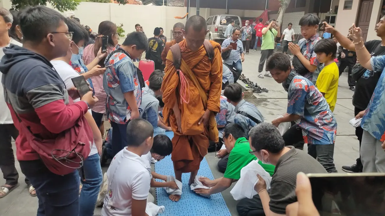 Warga Sambut Kedatangan Biksu Thudong di Cirebon, Potret Keberagaman