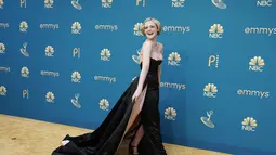 Elle Fanning tertawa saat berpose menghadiri ajang Emmy Awards ke-74 di Microsoft Theater di Los Angeles, Amerika Serikat (12/9/2022). Elle mengungkapkan bahwa desainer pelanggan Sharon Long, yang bekerja dengannya di acara The Great, mendesain gaun itu untuknya. (AP Photo/Jae C. Hong)