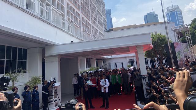 Ganjar Pranowo dan Mahfud Md mendatangi Kantor Komisi Pemilihan Umum Republik Indonesia (KPU RI) di Jakarta untuk mendaftarkan diri sebagai capres dan cawapres. (Liputan6.com/M Radityo Priyasmoro)