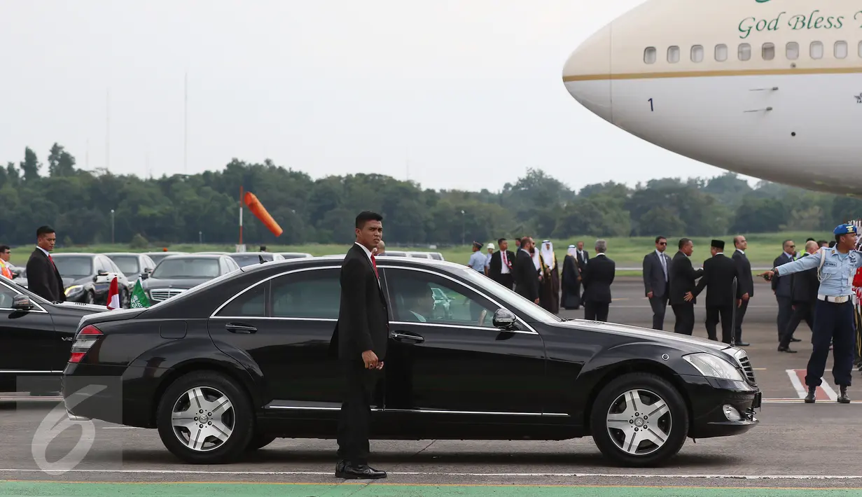 Petugas dan sopir mobil mewah bersiap menjelang Raja Arab Saudi Salman bin Abdulaziz al-Saud di Bandara Halim Perdanakusuma, Rabu (3/1). (Liputan6.com/Fery Pradolo)