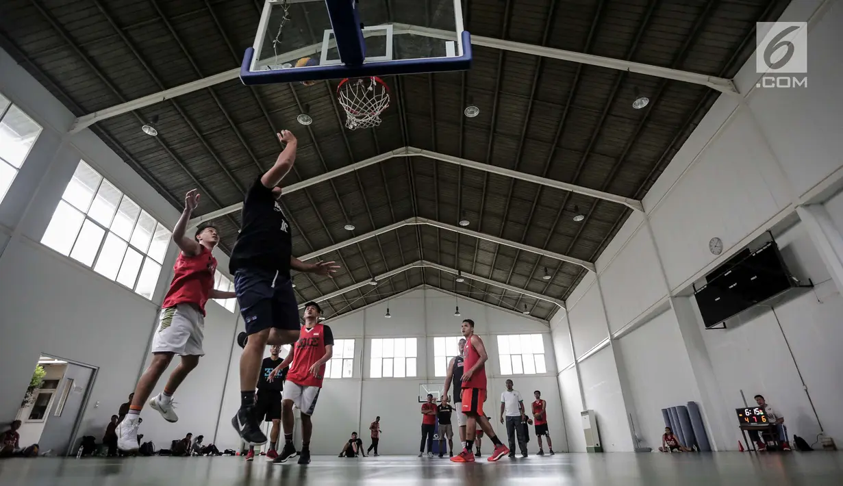 Para atlet basket putra semakin berlatih di Gor Istana Kana, Jakarta, Jumat (12/1). Latihan ini untuk mempersiapkan diri dalam menghadapi Asian Games 2018. (Liputan6.com/Faizal Fanani)