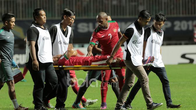 Boaz Solossa saat memberikan dukungan kepada Andik Vermansah yang sedang cedera ketika melawan Thailand pada leg pertama Final Piala AFF 2016. (Bola.com/Nicklas Hanoatubun)