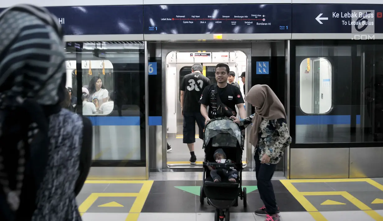 Warga mengikuti uji coba publik pengoperasian MRT (Moda Raya Terpadu) di Stasiun Bundaran HI, Jakarta, Minggu (17/3). Uji coba MRT dilakukan mulai pukul 08.00-16.00 dengan total 98 perjalanan dalam sehari. (merdeka.com/Iqbal S Nugroho)