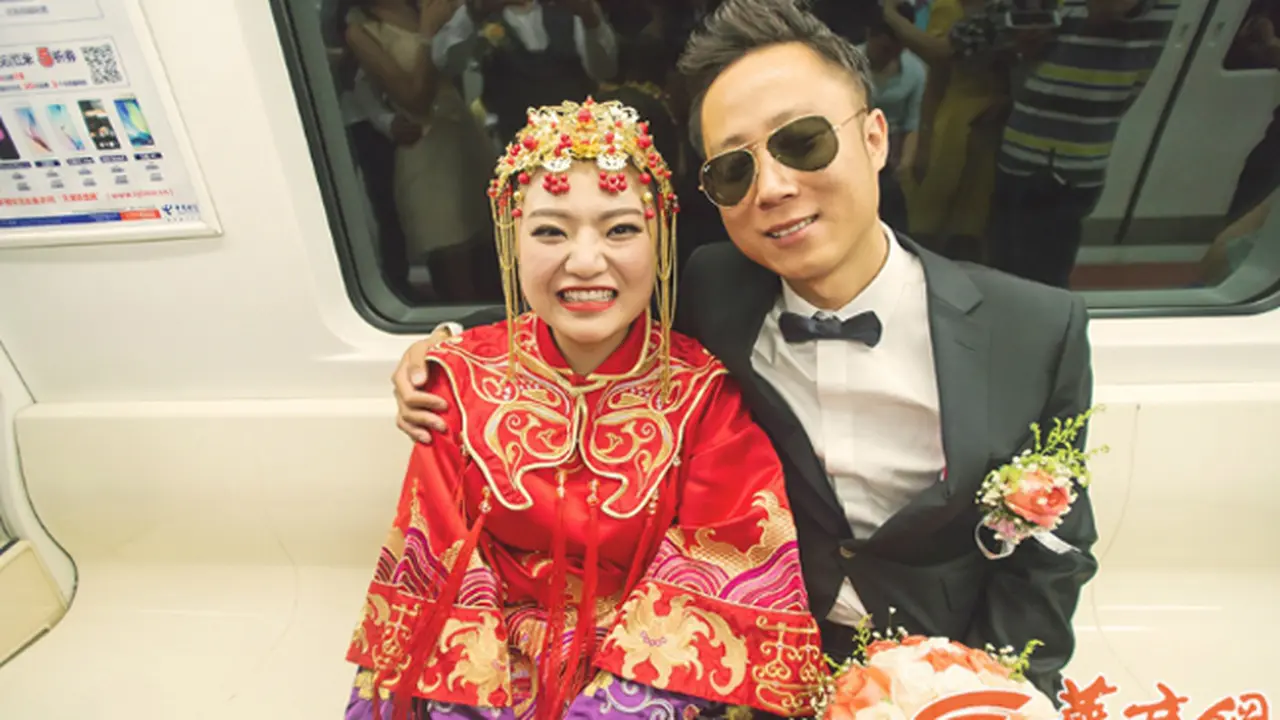 Macet Lalu Lintas Buat Pengantin Ini Menikah di Bus