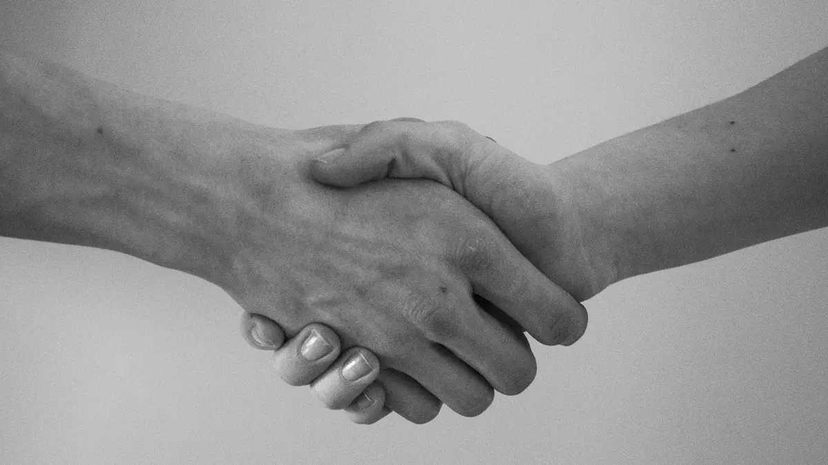 Arti Mimpi Berjabat Tangan, Melambangkan Kabar Baik - Ragam