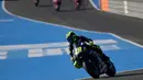 Pembalap Monster Energy, Valentino Rossi, saat latihan bebas pertama (FP1) MotoGP Andalusia 2020 di Sirkuit Jerez, Jumat (24/7/2020). Vinales mengukir waktu lap tercepat dan Rossi menempati posisi kedua. (AFP/Javier Soriano)