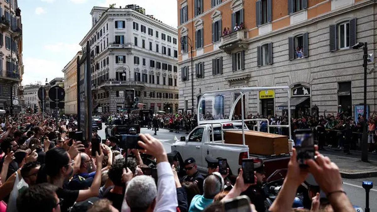Potret Iring-iringan Jenazah Paus Fransiskus Menuju Basilika Santa Maria Maggiore