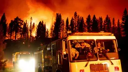 Petugas pemadam kebakaran tiba untuk memadamkan api dari Kebakaran Kompleks Beckwourth, yang membakar di Hutan Nasional Plumas, California (8/7/2021). Kebakaran ini dipicu gelombang panas serta vegetasi yang sangat kering. (AP Photo/Noah Berger)
