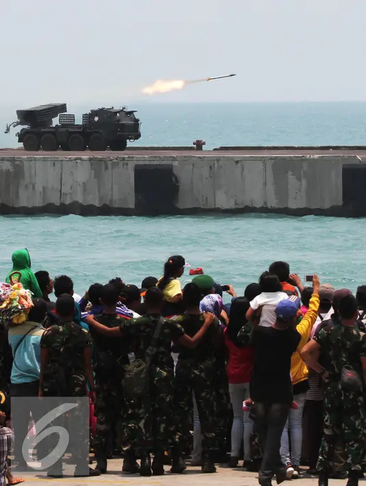 Warga menyaksikan gladi bersih di Dermaga Indah Kiat, Cilegon (3/10/2015). Tema peringatan HUT ke-70 TNI "Bersama Rakyat TNI Kuat, Hebat, Profesional, Siap Mewujudkan Indonesia yang Berdaulat, Mandiiri dan Berkepribadian." (Liputan6.com/Immanuel Antonius)