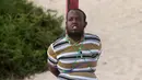 Pria yang bernama Hassan Hanafi ini ditangkap dan akan di eksekusi oleh regu tembak di Somalia, (11/4).Hassan Hanafi karena diduga terkait dalam pembunuhan sejumlah wartawan di Somalia. (REUTERS / Ismail Taxta)