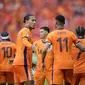Kapten Belanda, Virgil van Dijk, memberikan semangat kepada Cody Gakpo setelah sang striker mencetak gol ke gawang Austria pada matchday 3 fase grup Piala Eropa 2024 atau Euro 2024, Selasa (25/6/2024).&nbsp;(AP Photo/Ebrahim Noroozi)