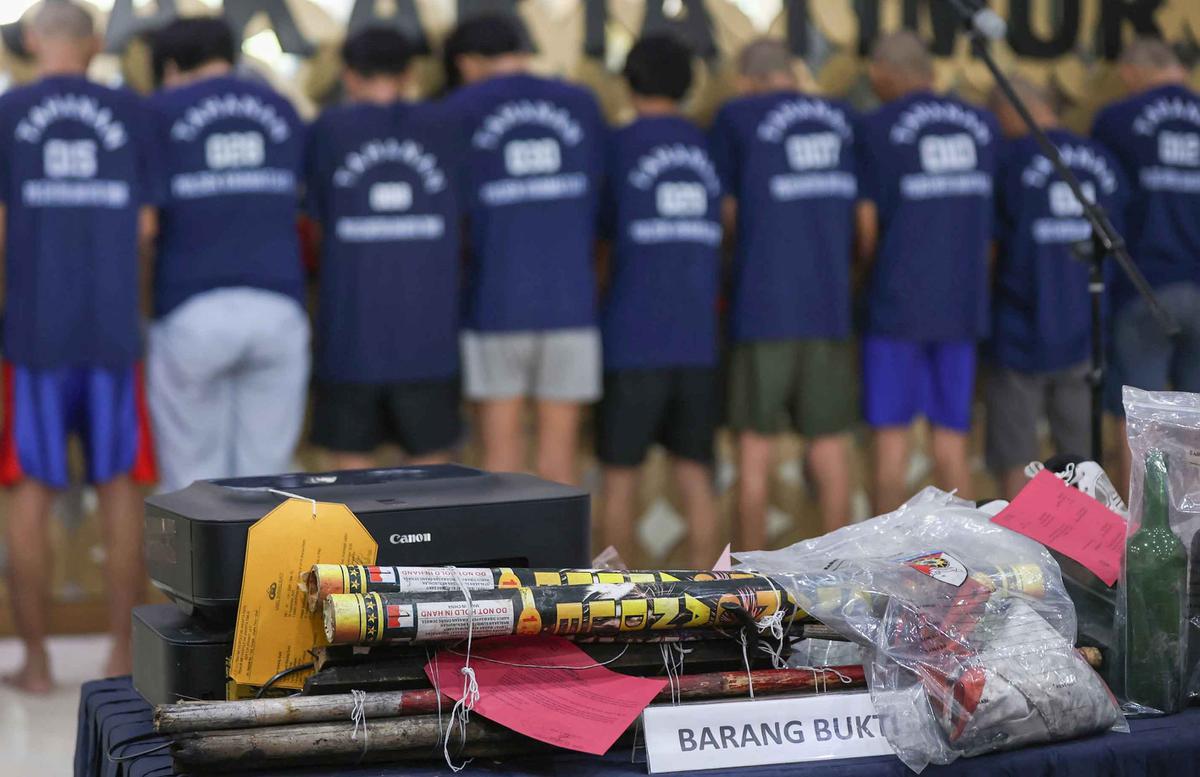 FOTO: Polisi Tetapkan 14 Tersangka Penyerangan Polres dan Polsek di Jakarta Timur