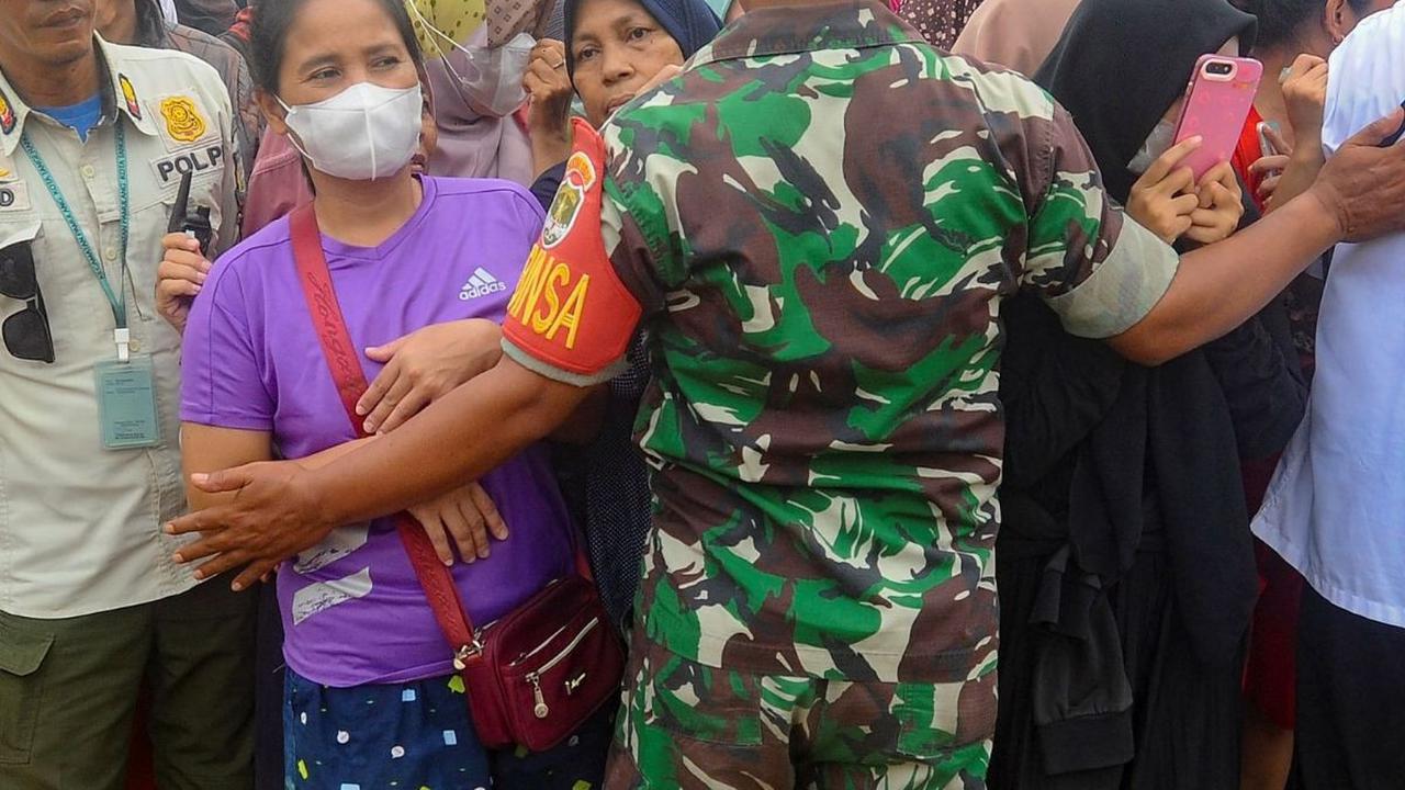 Dalam Operasi Pasar Murah ini menjual beras 5 kg dengan harga sebesar Rp 52.000 dan paket berisi gula, beras dan minyak goreng sebesar Rp 80 ribu. Foto: merdeka.com / Arie Basuki