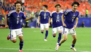 Keito Nakamura #13 dari Timnas Jepang merayakan bersama rekan satu timnya setelah mencetak gol pertama tim pada pertandingan Grup F Piala Dunia 2026 antara Belanda dan Jepang di Stadion Dallas pada 15 Juni 2026 di Arlington, Texas. (Charlotte Wilson/Getty Images melalui AFP)