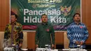 Ketua Fraksi Partai Kebangkitan Bangsa (PKB) MPR Abdul Karding (tengah) menghadiri Sosialisasi 4 Pilar di Komplek Parlemen Senayan, Jakarta, (7/4). Sosialisasi 4 pilar ini di gagas oleh fraksi PKB mengajak serta para pekerja seni.(Liputan6.com/JohanTallo)