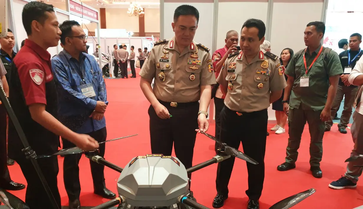 Kadiv Humas Polri, Irjen Pol. Muhammad Iqbal melihat drone saat mengunjungi gelaran Indo Security dan Indo Firex 2019 Expo & Forum yang  digelar bersama dalam  Indonesia International Smart City Expo & Forum (IISMEX) Jakarta 2019 di JCC, Jakarta, Kamis (18/7/2019). (Liputan6.com/HO/Iwan)