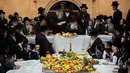 Yahudi ultraortodoks dari dinasti Nadvorna Hasid merayakan pesta Tu Bishvat di Kota Bnei Brak, Israel, Senin (21/1). Tu Bishvat adalah salah satu dari empat "Tahun Baru" yang disebutkan di Mishnah. (AP Photo/Oded Balilty)