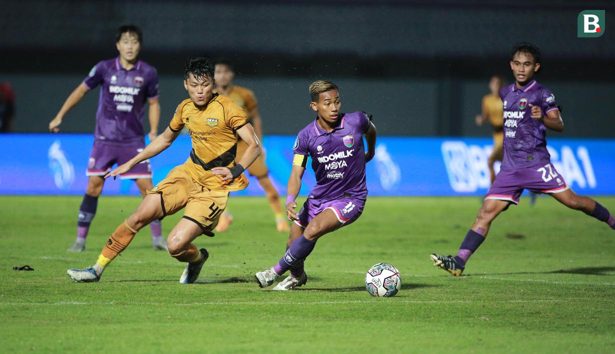 Duel sengit Persita Tangerang melawan Dewa United, Minggu (7/8/2022). (Bola.com/Muhammad Iqbal Ichsan)