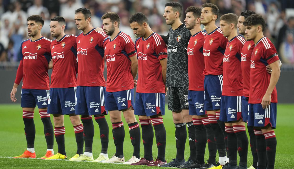 Sejumlah pemain Osasuna juga turut memberikan penghormatan terakhir untuk para korban tragedi Kanjuruhan dengan melakukan minute of silence atau mengheningkan cipta dalam laga pekan ketujuh La Liga Spanyol melawan Real Madrid, Senin (3/10/2022). (AP Photo/Manu Fernandez)