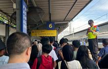 Kepadatan Penumpang Stasiun Pasar Senen Masih Terjadi di H+7 Lebaran