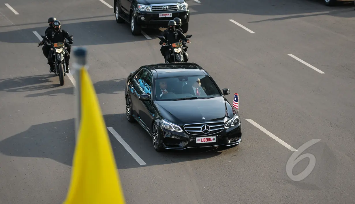 Salah satu mobil pembawa delegasi peserta Konferensi Asia-Afrika (KAA) dari Liberia melintasi kawasan Bundaran HI, Jakarta, Selasa (22/4/2015). (Liputan6.com/Faizal Fanani)