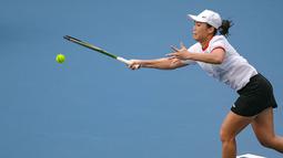 Petenis putri Indonesia, Aldila Sutjiadi yang berpasangan dengan Janice Tjen berusaha menegembalikan bola saat menghadapi wakil Chinese Taipei, Chan Hao Ching/Chan Yung Jan pada laga semifinal nomor ganda putri tenis Asian Games 2022 di Hangzhou Olympic Centre Tennis, Hangzhou, China, Kamis (28/9/2023) siang WIB. (NOC Indonesia/Hendri K Rahman)
