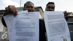 Pengacara Freddy Budiman, Untung Sunaryo usai menjenguk Freddy Budiman di Lapas Nusakambangan, Jawa Tengah, Rabu (27/7). Untung memperlihatkan surat kuasa dari Freddy Budiman. (Liputan6.com/Helmi Afandi)