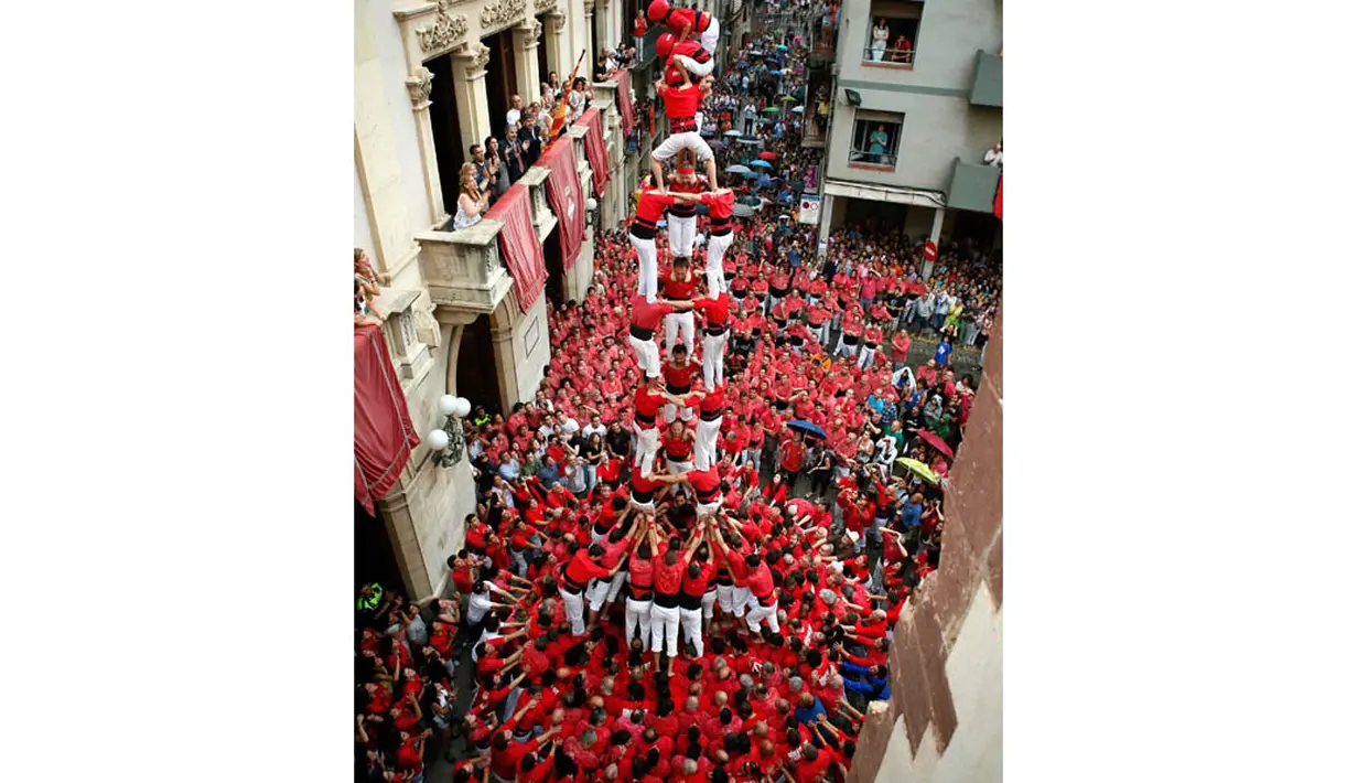 Castellers Colla Vella dels Xiquets de Valls membentuk menara manusia di Spanyol, Selasa (24/6/14) waktu setempat. (REUTERS/Albert Gea)