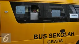 Siswa berada di dalam bus sekolah khusus bagi pelajar penyandang disabilitas di Panti Sosial Bina Netra Cahaya Bathin, Jakarta, Selasa (2/2). Bus diluncurkan untuk mempermudah pelajar penyandang disabilitas pergi ke sekolah. (Liputan6.com/Gempur M Surya)