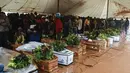 Orang-orang menghadiri upacara penguburan beberapa orang yang kehilangan nyawa setelah hujan lebat akibat Topan Freddy di Blantyre, Malawi selatan, Rabu, 15 Maret 2023. (AP Photo/Thoko Chikondi)