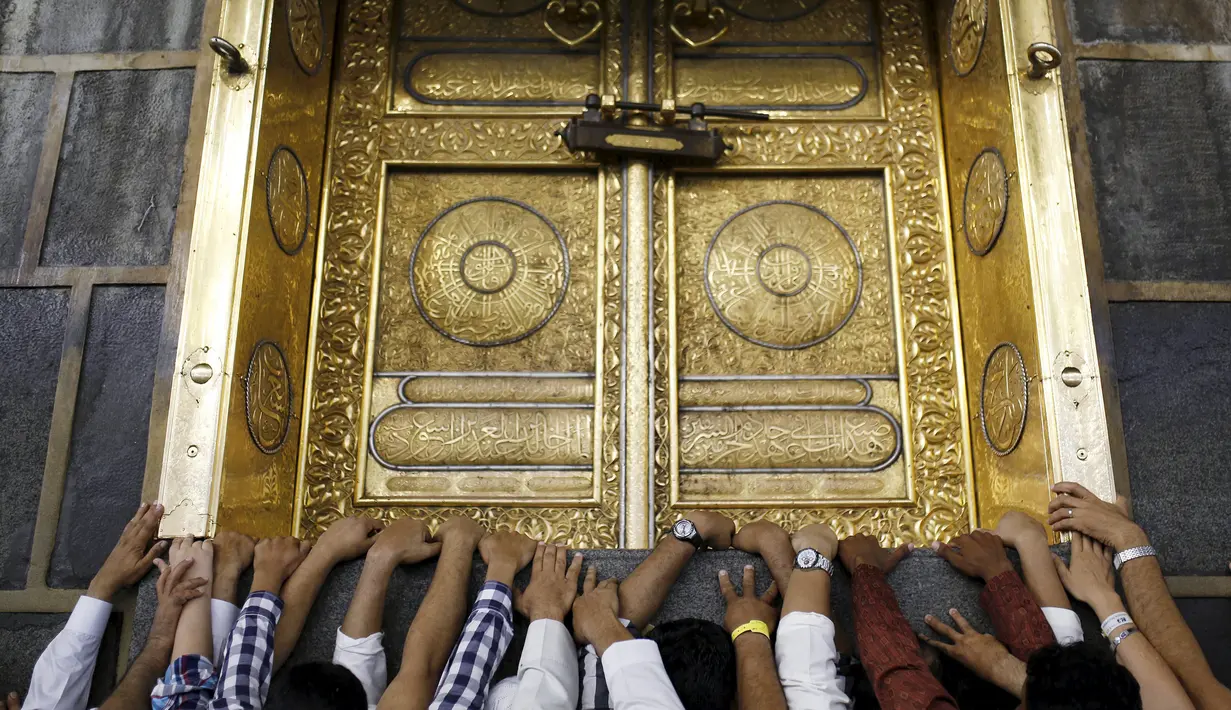 Umat muslim menyentuh Kabah pada hari pertama Idul Adha 1436 H, Mekah, Kamis (24/9/2015). Kabah merupakan bangunan suci bagi umat Islam dan merupakan bangunan yang dijadikan patokan arah kiblat. (REUTERS/Ahmad Masood)
