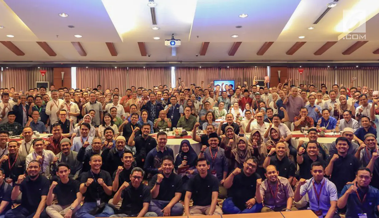 Seluruh Eksekutif Grup Astra beserta Panitia Astra Gema Islami (AGI) 2019 foto bersama pada puncak acara AGI di Jakarta, Jumat (12/7/2019). AGI yang masuk tahun ke-9 menghadirkan 2.617 karyawan (Insan) Grup Astra dari berbagai wilayah di Indonesia. (Liputan6.com/HO/Ilham)