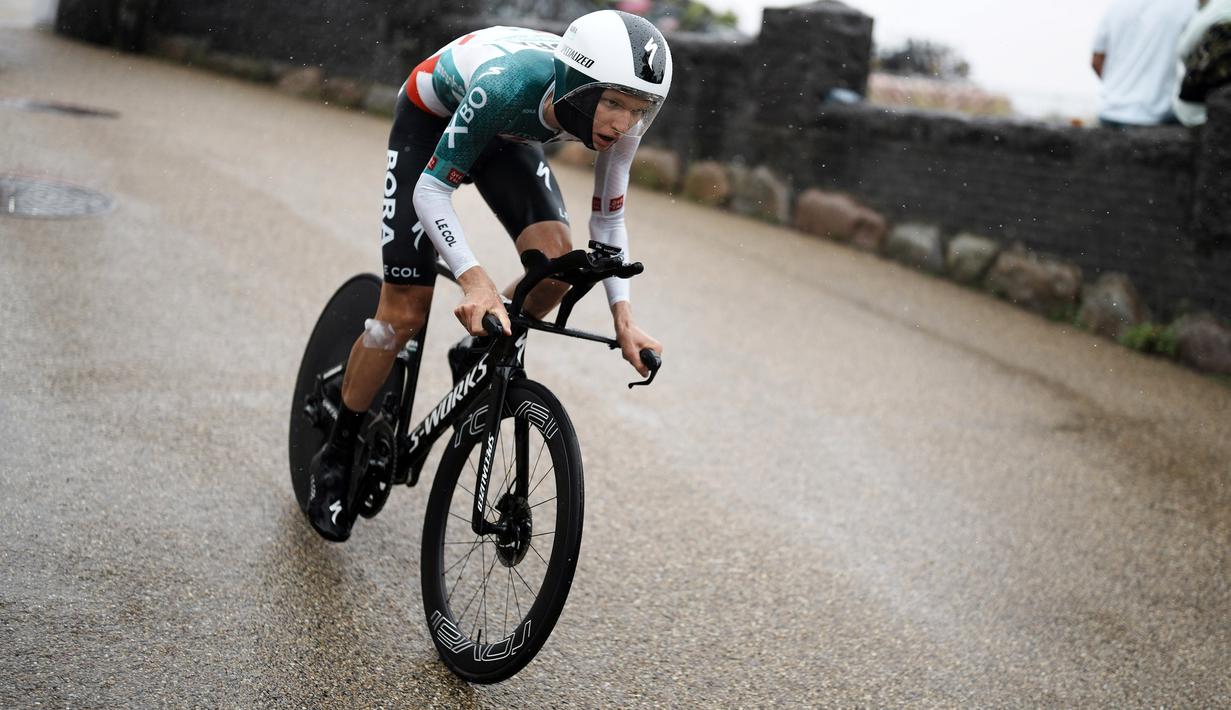 Head sock yang terhubung dengan helm berfungsi untuk memperlancar aliran udara dan menawarkan tingkat perlindungan yang lebih tinggi. Visor yang digunakan juga dilengkapi dengan anti-fog coating untuk menghilangkan uap. (AP/Thibault Camus)