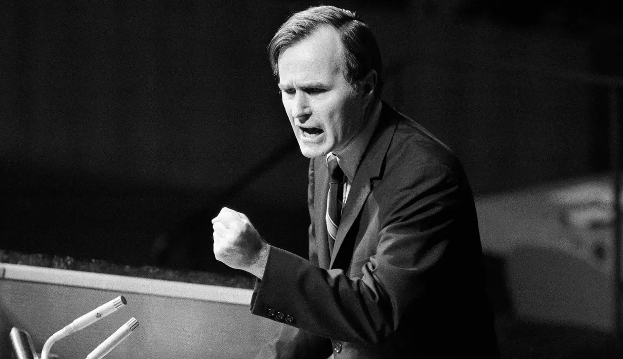 File foto 18 Oktober 1971, George H.W. Bush sebagai Duta Besar Amerika Serikat untuk PBB berbicara selama Sidang Umum PBB. Bush meninggal di usia 94 pada Jumat, 30 November 2018, sekitar delapan bulan setelah kematian istrinya, Barbara Bush.  (AP/File)