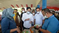 Wakil Menteri Perdagangan Jerry Sambuaga didampingi Wakil Bupati Maros Suhartina Bohari dalam operasi pasar di Lapangan Palantikang, Kabupaten Maros, Sulawesi Selatan pada Sabtu 12 Maret 2022. (Dok Kemendag)
