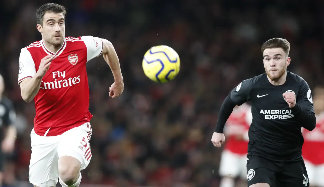 Bek Brighton & Hove Albion, Shane Duffy (kanan) berebut bola dengan bek Arsenal, Sokratis Papastathopoulos pada pertandingan lanjutan Liga Inggris di Stadion Emirates, London (5/12/2019). Arsenal takluk dengan skor tipis 2-1 atas Brighton. (AP Photo/Frank Augstein)