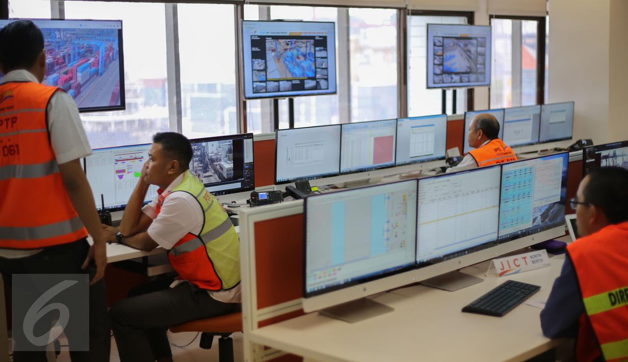 Suasana dalam ruang  kontrol dan teknik Indonesia Port Corporation (IPC), Tanjung Priok, Jakarta, Rabu (17/6/2015). (Liputan6.com/Faizal Fanani)