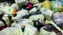 Pemusnahan pakaian bekas tersebut dilakukan untuk melindungi industri tekstil dalam negeri. (Liputan6.com/Herman Zakharia)