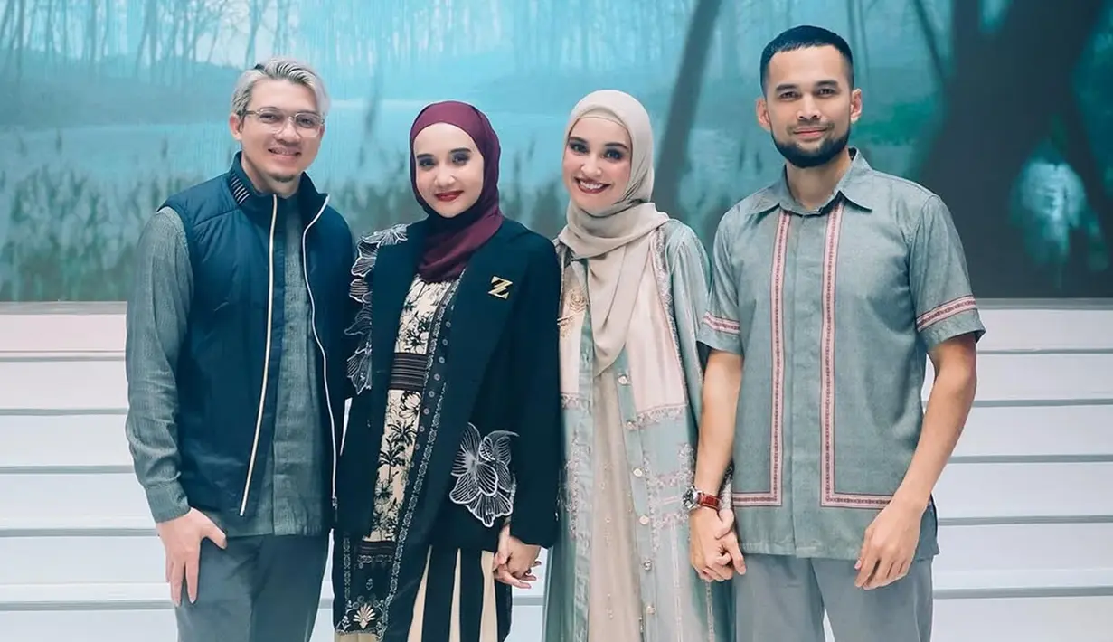 Kesuksesan Zaskia dan Shireen Sungkar tentunya tak lepas dari dukungan suaminya. Teuku Wisnu dan Irwansyah beri pelukan juga ucapan selamat untuk sang istri usai acara Reflection Acara Ramadan Show 2025. Pelukan dari suami tentunya jadi penguat. Tampak Teuku Wisnu dan Irwansyah bangga atas kolaborasi kakak adik yang sudah lama terjun ke dunia fashion itu. (Liputan6.com/IG/@shireensungkar)