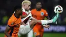 Striker Timnas Turki, Baris Alper Yilmaz berusaha mengontrol bola di samping bek Timnas Belanda, Denzel Dumfries pada laga perempatfinal Euro 2024 di Olympiastadion, Berlin, Jerman, Sabtu (6/7/2024). (AP Photo/Ebrahim Noroozi)