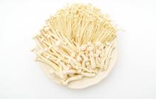 6 Cara Membersihkan Jamur Enoki Sebelum Dimasak agar Lebih Aman Dikonsumsi