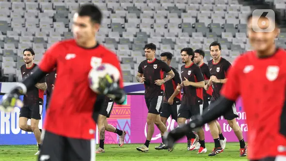 Untuk diketahui, kedua timnas wajib menang untuk menjaga peluang lolos ke Piala Dunia 2026. (Liputan6.com/Angga Yuniar)