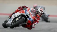 Pebalap Ducati, Jorge Lorenzo, mengaku masih membutuhkan waktu adaptasi peralihan dari motor Yamaha ke Desmosedici GP17 miliknya. (EPA/Paul Buck)