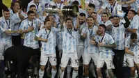 Timnas Argentina merayakan kemenangan atas pertandingan Final CONMEBOL Copa America 2021 melawan Brasil yang berlangsung di Stadion Maracana, Rio de Janeiro pada Sabtu (10/07/2021). (AP/Andre Penner)