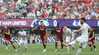 Bruno Fernandes mencetak gol via penalti saat Manchester United (MU) menghadapi West Ham pada laga uji coba di Metlife Stadium, Amerika Serikat, Minggu (27/7/2025) WIB. (Vincent Carchietta /  AFP)