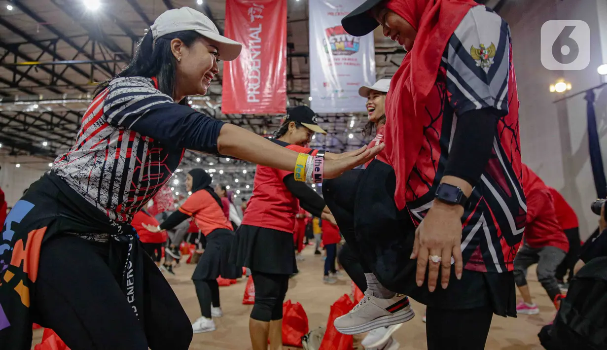 Peserta mengikuti fun exercise yang diadakan PRUActive Family by Prudential di Balai Kartini, Jakarta, Minggu (26/11/2023). (Liputan6.com/Faizal Fanani)
