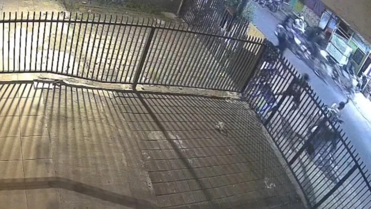Aksinya Terekam CCTV, Geng Motor Bacok Punggung Remaja 13 Tahun di Makassar Bertubi-tubi