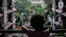 Seorang anak berada di Rusun Bendungan Hilir 2, Jakarta, Senin (4/5/2020). Pemerintah Provinsi DKI Jakarta berencana membebaskan uang retribusi atau tarif rumah susun sederhana sewa (rusunawa) di tengah wabah Covid-19. (Liputan6.com/Faizal Fanani)