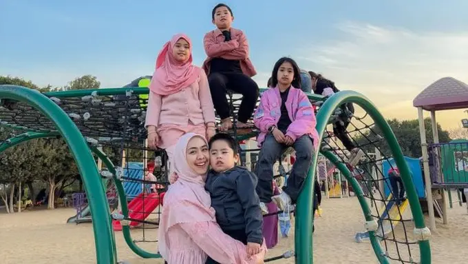 Potret Oki Setiana Dewi Ajak Anak-Anak Main di Taman Kota Kairo (credit: instagram/okisetianadewi)