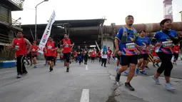Peserta Semen Indonesia Trail Run 2018 saat mengikuti Lomba Lari Trail Pertama di kawasan Pabrik Semen di Gresik, Minggu (11/11). Lomba ini memberikan edukasi kepada masyarakat, mengenai pengelolaan lingkungan oleh Semen Indonesia. (Liputan6.com/HO/Eko) 